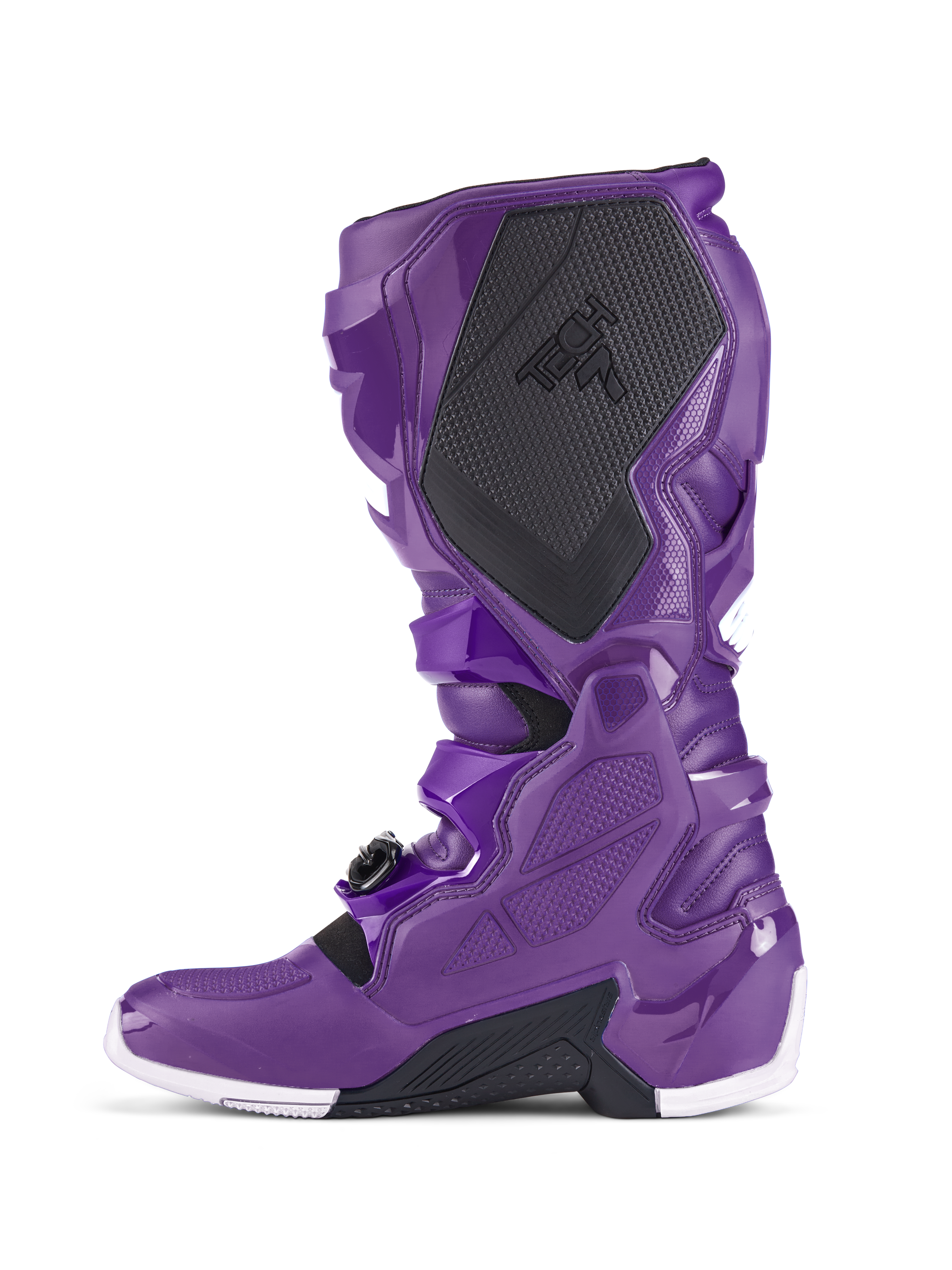 Alpinestars Tech 7 støvler, lilla motocross-støvler, sideprofil der viser sort tekstureret lægbeskyttelse med TECH 7-branding, lilla TPU-skal, sikkert spændesystem og hvide detaljer på sålen, specialiseret fodtøj til off-road racing