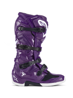 Alpinestars Tech 7 støvler, motocross off-road støvler, blank lilla med sorte spænder og hvide detaljer, set fra siden, lukkessystem med fire stropper, hvidt Star-logo på hælen og skinnebenet, slidstærk TPU-konstruktion til terrænkørsel