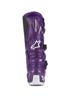 Alpinestars Tech 7 støvler, motocross-støvler, lilla, set bagfra med hvidt Alpinestars-logo og Tech Series-branding på hælen, sorte spændelukninger, slidstærk TPU- og syntetisk konstruktion til terrænkørsel