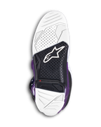 Alpinestars Tech 7 støvler, lilla motocross-støvler, undersiden af sålen viser hvid og sort dobbeltkomponent vulkaniseret gummi, med Alpinestars-logo og en synlig rød slidgrænseindikator for off-road ydeevne.