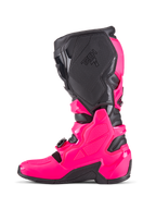 Alpinestars Tech 7 motocross-støvler, Diva Pink og sort, sideprofil med beskyttende TPU-skal, teksturerede mediale grippaneler med Tech 7-branding og robust sort sål, højtydende off-road racing-fodtøj