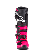 Alpinestars Tech 7 støvler, motocross-støvler, Diva Pink Black, set forfra, med en kraftig pink TPU-skal og stropper, sort skinnebensplade med et stort hvidt Alpinestars-stjernelogo og sikre sorte spænder.