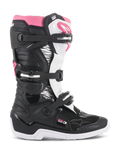 Alpinestars Stella Tech 3-støvler til damer, motocross-støvler, sort, hvid og pink, sideprofil der viser lukkesystemet med tre spænder, grafiske paneler med zebramønster, TPU-skinnebensbeskyttelse og hvid gummisål til terrænkørsel