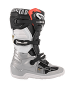 Alpinestars Youth Tech 7S støvler, motocross-støvler, sort, sølv, hvid og guld, sideprofilvisning med sølvfarvet nedre skal, sorte og hvide øvre paneler, rød accent ved den øverste kant og lukkesystem med tre spænder.