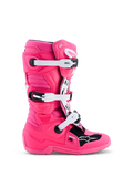 Alpinestars Tech 7S motocross-støvler til ungdom, pink fluo og sort, hvide spænder og slidstærk TPU-beskyttelse.