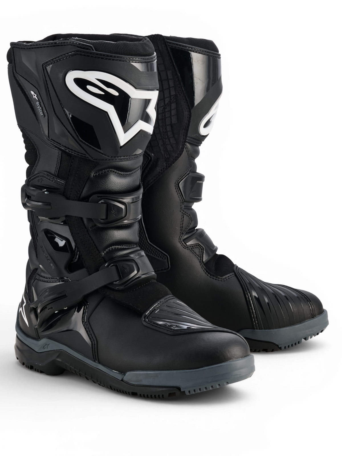 Alpinestars Corozal V2 Adventure Drystar® støvler, sorte vandtætte adventure-motorcykelstøvler med TPU-skinnebensplader, lateral ankelbeskyttelse, justerbare spænder og robuste all-terrain-såler, vist som par