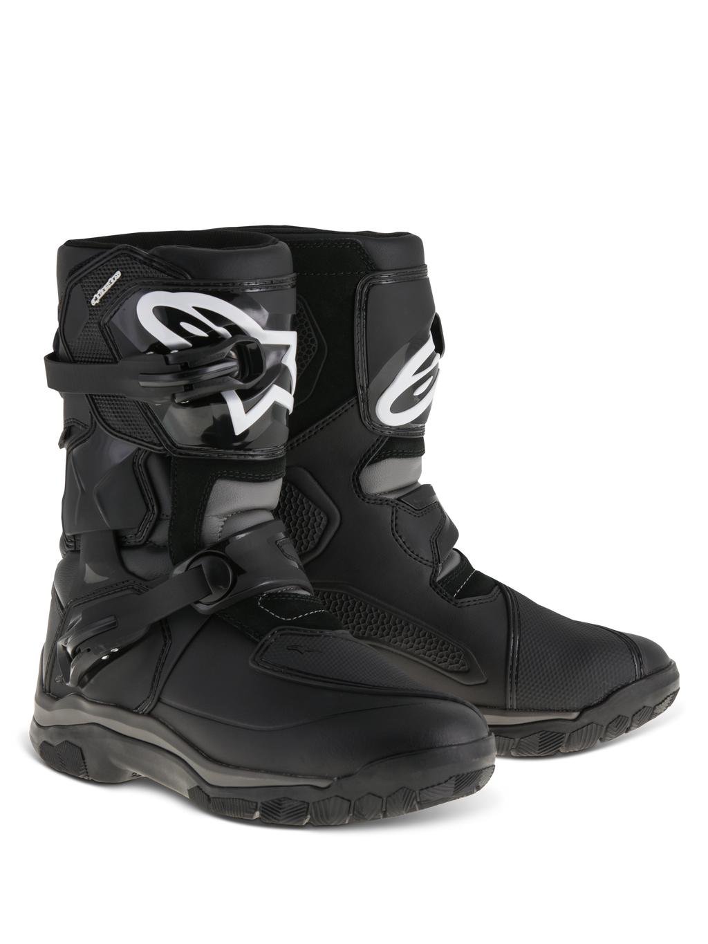 Alpinestars Belize Drystar® støvler, adventure touring motorcykelstøvler, sort, low-cut design med dobbelt spændelukkesystem, TPU-skinnebensplade med hvidt Alpinestars-logo, robust vulkaniseret gummisål til terræn- og landevejsbrug