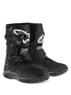 Alpinestars Belize Drystar® støvler, adventure touring motorcykelstøvler, sort, low-cut design med dobbelt spændelukkesystem, TPU-skinnebensplade med hvidt Alpinestars-logo, robust vulkaniseret gummisål til terræn- og landevejsbrug