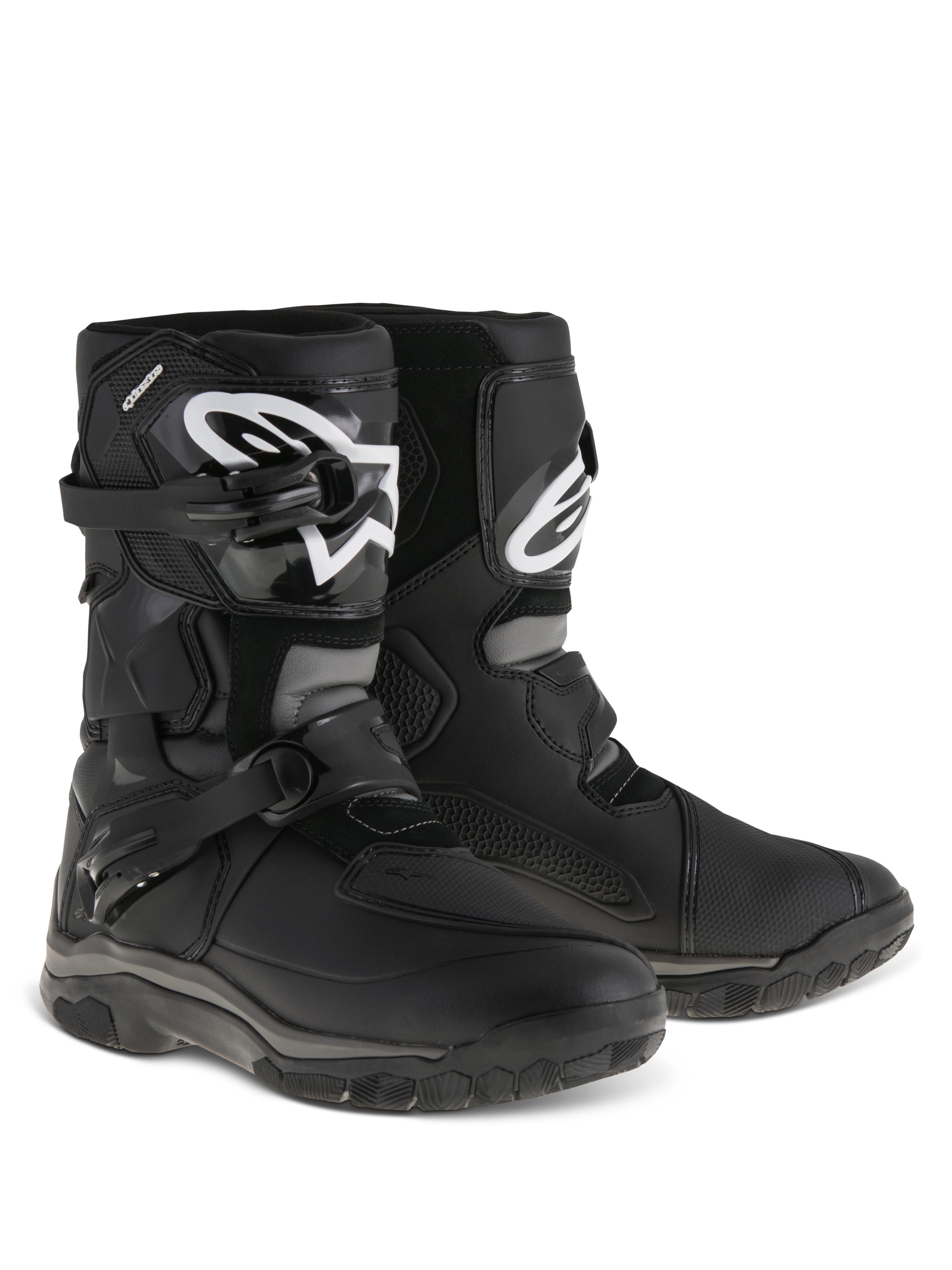 Alpinestars Belize Drystar® støvler, adventure touring motorcykelstøvler, sort, low-cut design med dobbelt spændelukkesystem, TPU-skinnebensplade med hvidt Alpinestars-logo, robust vulkaniseret gummisål til terræn- og landevejsbrug