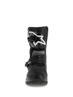 Alpinestars Belize Drystar® støvler, adventure touring motorcykelstøvler, sort, set forfra med TPU skinnebensplade med stort hvidt logo, dobbelt spændelukningssystem og robust vulkaniseret ydersål