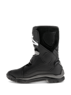 Alpinestars Belize Drystar® støvler, sorte motorcykelstøvler, profilvisning fra siden, læderkonstruktion med TPU-beskyttelsespaneler, ruskindstekstur og en robust vulkaniseret gummisål til adventure touring