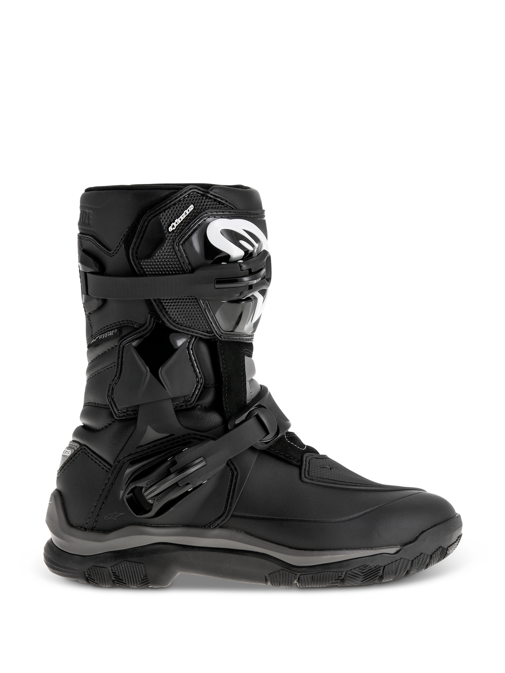 Alpinestars Belize Drystar støvler, sorte adventure touring-støvler med mellemhøjt design og dobbelte justerbare spænder, robust mønstret ydersål for greb, forstærkede beskyttelsespaneler, hvidt logo på skinnebenet, vandtæt motorcykelfodtøj