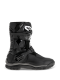 Alpinestars Belize Drystar støvler, sorte adventure touring-støvler med mellemhøjt design og dobbelte justerbare spænder, robust mønstret ydersål for greb, forstærkede beskyttelsespaneler, hvidt logo på skinnebenet, vandtæt motorcykelfodtøj