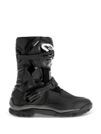 Alpinestars Belize Drystar støvler, sorte adventure touring-støvler med mellemhøjt design og dobbelte justerbare spænder, robust mønstret ydersål for greb, forstærkede beskyttelsespaneler, hvidt logo på skinnebenet, vandtæt motorcykelfodtøj