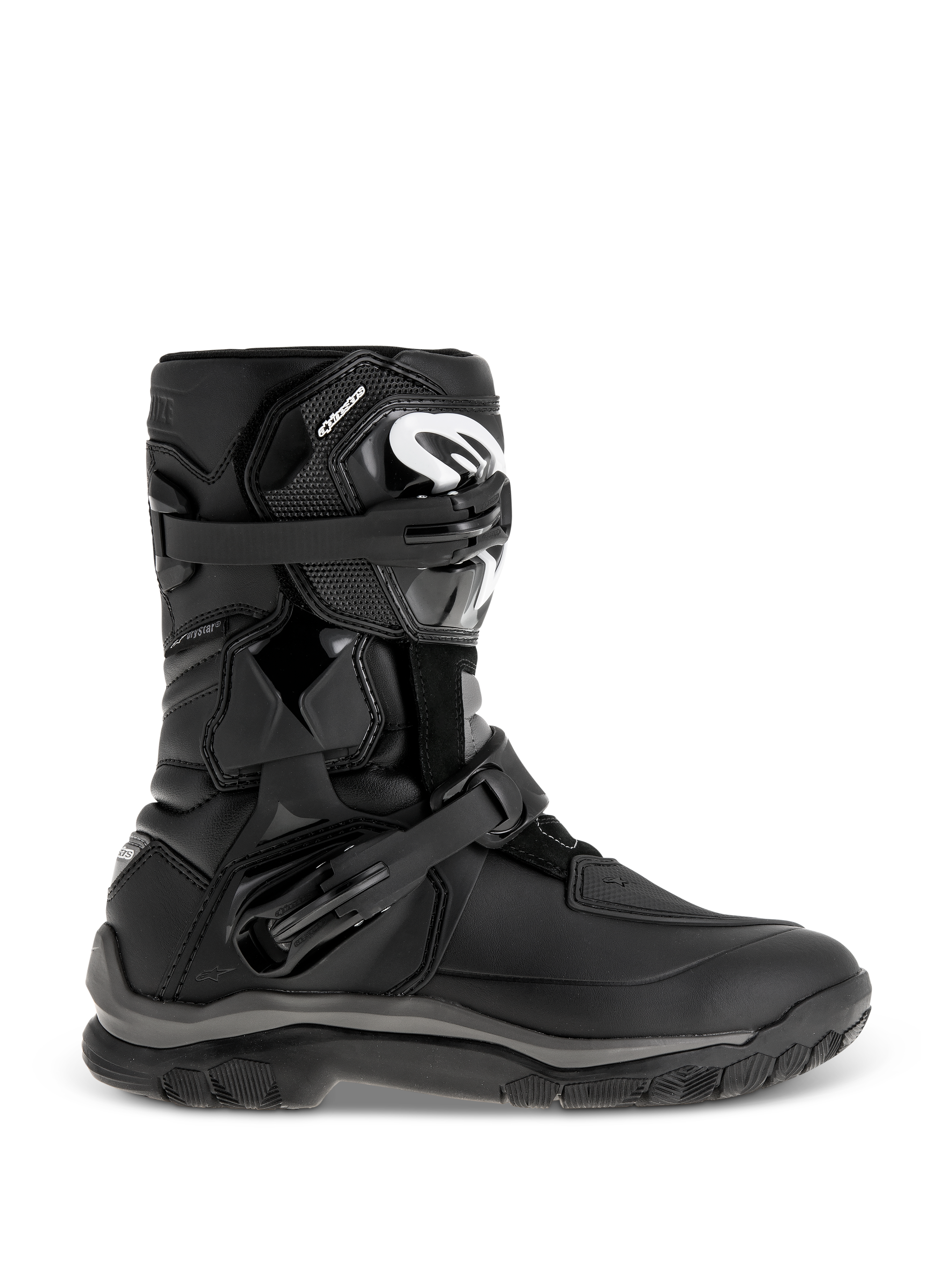 Alpinestars Belize Drystar støvler, sorte adventure touring-støvler med mellemhøjt design og dobbelte justerbare spænder, robust mønstret ydersål for greb, forstærkede beskyttelsespaneler, hvidt logo på skinnebenet, vandtæt motorcykelfodtøj