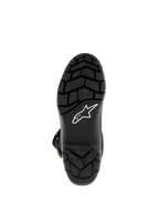 Alpinestars Belize Drystar®-støvler, adventure touring-motorcykelstøvler, set nedefra, der viser sort vulkaniseret gummisål med groft slidbanemønster for overlegent greb og hvidt Alpinestars-stjernelogo