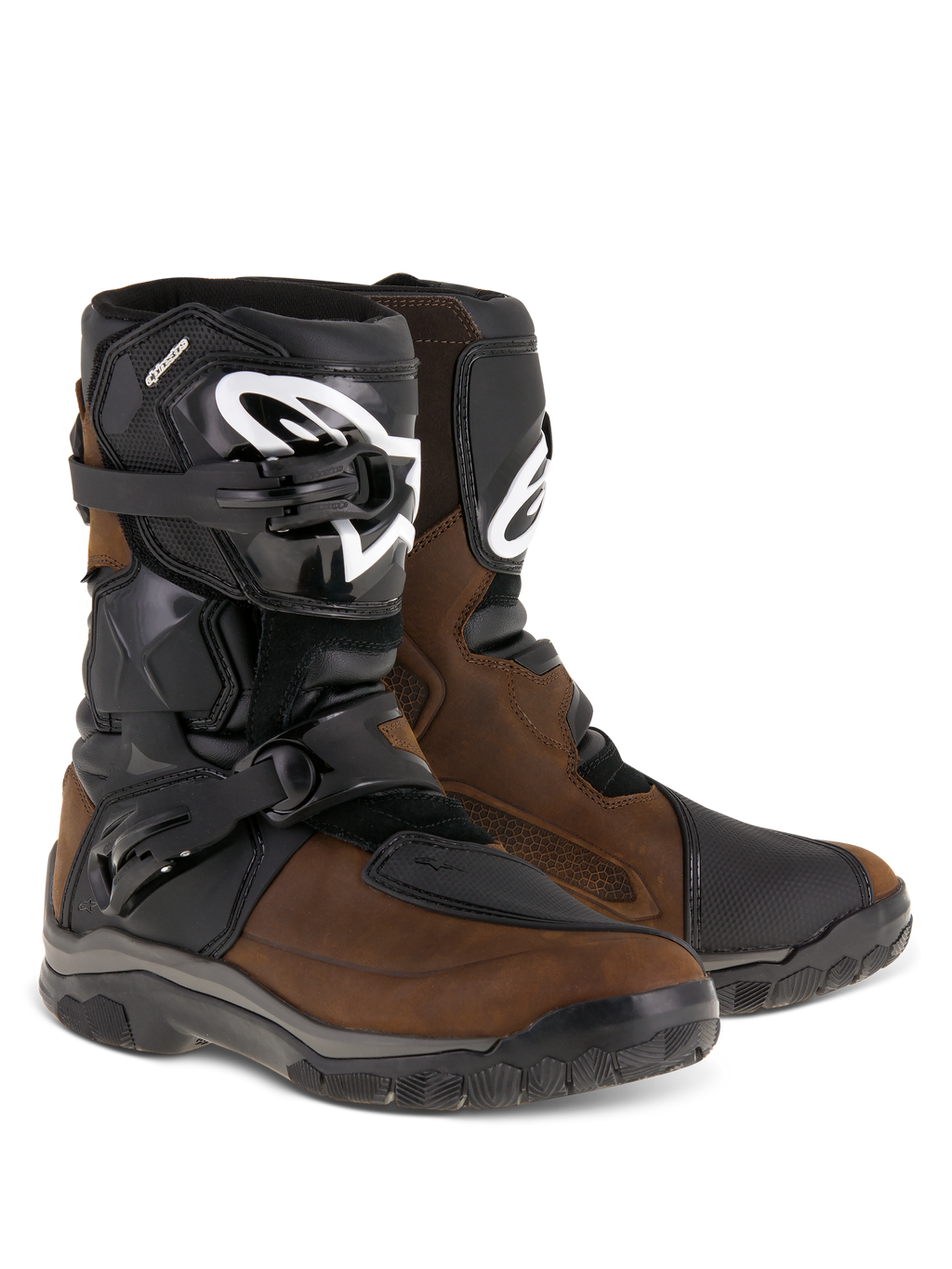 Alpinestars Belize Drystar® støvler, adventure touring motorcykelstøvler, olieret brun og sort, med et lavt design med to laterale spænder, sort TPU-skinnebensplade med hvidt Alpinestars-logo og robuste vulkaniserede gummisåler.