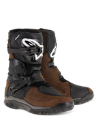 Alpinestars Belize Drystar® støvler, adventure touring motorcykelstøvler, olieret brun og sort, med et lavt design med to laterale spænder, sort TPU-skinnebensplade med hvidt Alpinestars-logo og robuste vulkaniserede gummisåler.