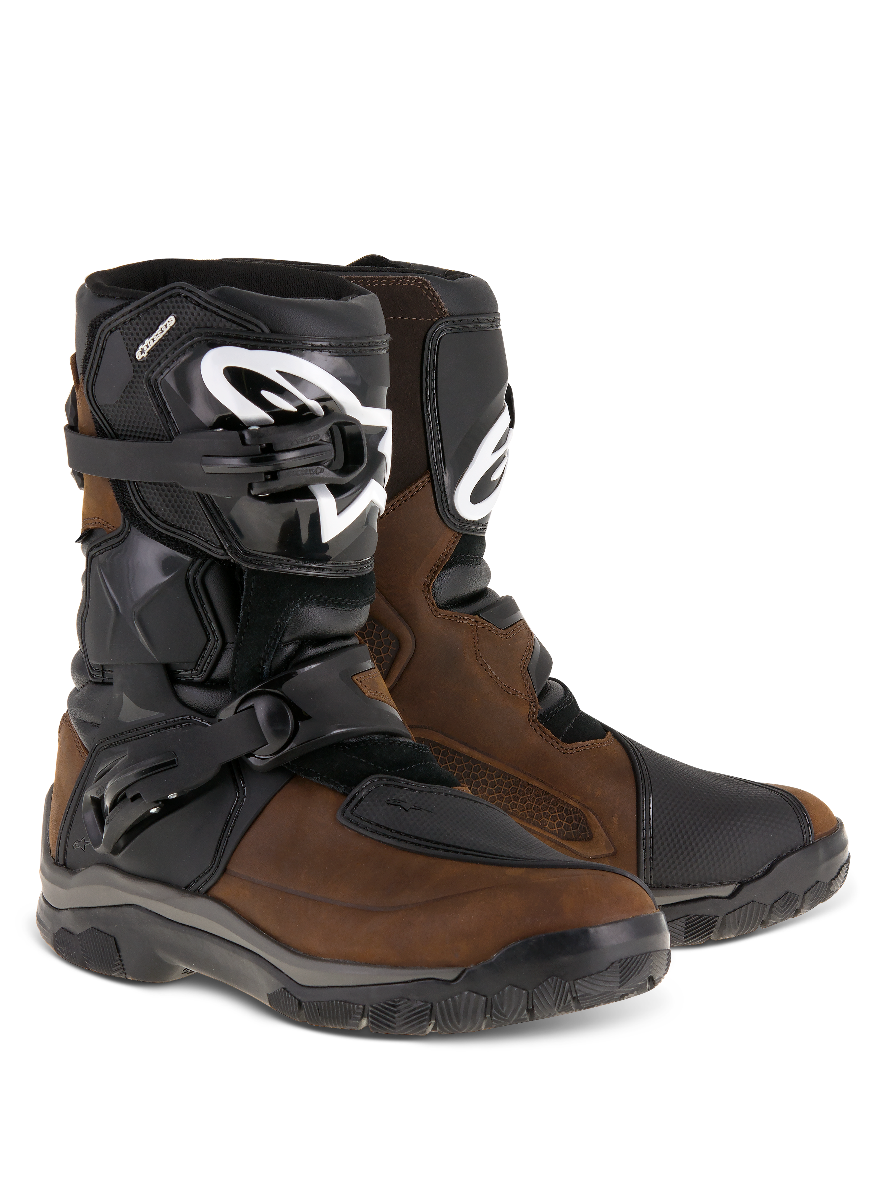 Alpinestars Belize Drystar® støvler, adventure touring motorcykelstøvler, olieret brun og sort, med et lavt design med to laterale spænder, sort TPU-skinnebensplade med hvidt Alpinestars-logo og robuste vulkaniserede gummisåler.