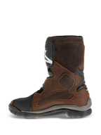 Alpinestars Belize Drystar® støvler, adventure touring-motorcykelstøvler med kort skaft, olieret brunt læder med sorte og grå detaljer, viser den mediale side med et stort varmepresset tekstureret grebspanel, TPU-skinneplate og robust vulkaniseret gummisål