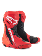 Alpinestars Supertech R støvler, motorcykel racingstøvler, lys rød og rød fluo med sorte og hvide detaljer, hvide Alpinestars-logoer på skinnebenet, forstærkede beskyttelsesplader og udskiftelige tåslidere, højtydende fodtøj til sport og racing