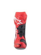 Alpinestars Supertech R støvler, Bright Red og Red Fluo, set forfra med et stort hvidt Astars-logo på skinnebenspladen, sorte mesh-ventilationspaneler og et teknisk racerdesign til banekørsel