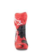Alpinestars Supertech R Vented støvler, set forfra, klar rød og rød fluo med sorte detaljer, hvidt Alpinestars-logo på skinnebenet, perforeret mikrofiberkonstruktion for luftgennemstrømning, beskyttende TPU-paneler til racing