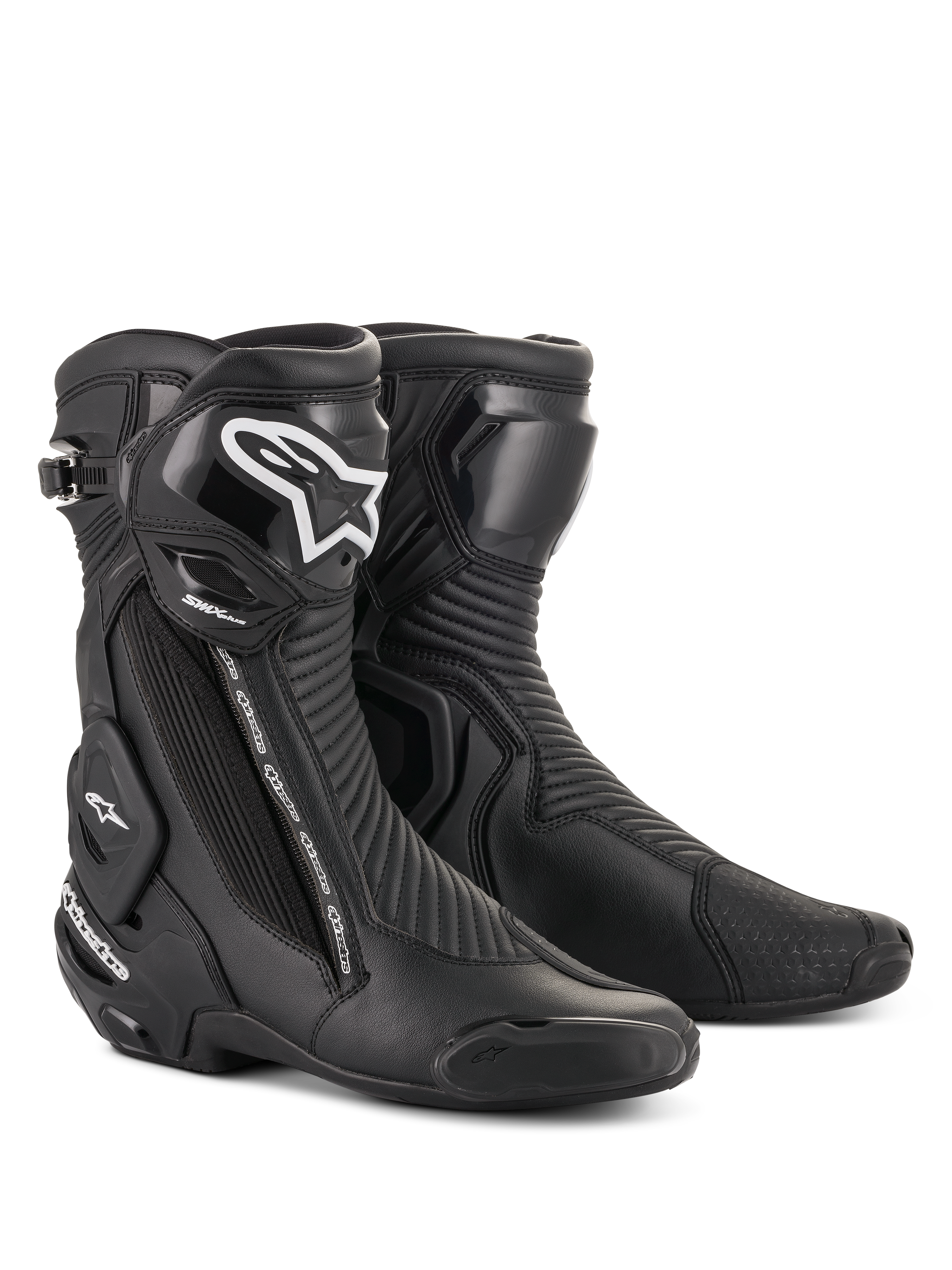 Alpinestars SMX Plus V2 støvler, motorcykelracingstøvler, sort med hvidt logo på skinnebenet, højt ankeldesign, forstærkede tå-sliders og hælbeskyttelse, lynlåslukning i siden, ribbede harmonikapaneler for fleksibilitet, aerodynamisk konstruktion