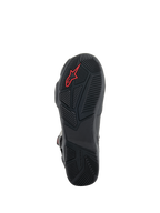 Alpinestars SP-X BOA® støvler, sorte motorcykelstøvler, detaljeret visning af gummisålen med teksturerede grebsmønstre, rødt Alpinestars-logo og asymmetrisk hældesign for gangstabilitet.