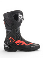 Alpinestars SMX-6 V2 Vented motorcykelstøvler, sorte og grå med fluorescerende røde detaljer, perforeret ventilation samt beskyttende ankel- og skinnebenspaneler til racing