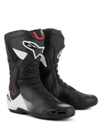 Alpinestars SMX-6 V3 støvler, præstationsorienterede motorcykelstøvler, sort, hvid og rød grafik, med avanceret mikrofiber-overdel, TPU-ankelbeskyttelsessystem, mesh-fleksionszoner og tydeligt Alpinestars-logo på læg og hæl.