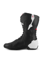 Alpinestars SMX-6 V3 støvler, performance-kørestøvler, Black White Red Graphic, set fra medialsiden, sort mikrofiberkonstruktion med hvide TPU-beskyttelsespaneler på hæl og læg, røde detaljer og fleksible harmonika-zoner for øget mobilitet og beskyttelse.