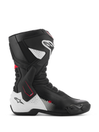 Alpinestars SMX-6 V3 støvler, højtydende motorcykelracingstøvler, sort, hvid og rød, sideprofil med lateral TPU-ankelbøjle, forstærket skinnebens- og hælbeskyttelse, perforerede mesh-flekszoner og udskiftelige tåslidere til bane- og gadekørsel