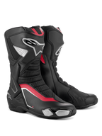 Alpinestars SMX-6 V3 støvler, performance motorcykelstøvler, sort, sølv og rød, med en strømlinet mikrofiberoverdel med TPU-beskyttelse, røde detaljer og Alpinestars-logo på siden.