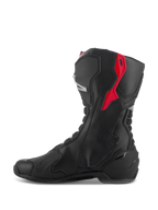 Alpinestars SMX-6 V3 støvler, højtydende kørestøvler, sort med røde og sølvfarvede detaljer, sideprofilvisning der viser mikrofiberkonstruktion og beskyttende TPU-paneler, race-afledt design til præstation på bane og gade.