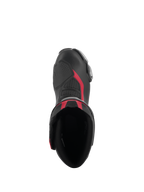 Set fra oven af Alpinestars SMX-6 V3-støvler i sort, sølv og rød, med støvlens åbning, mikrofiberkonstruktion med røde detaljer og integreret TPU-gearskifterzone.