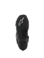 Alpinestars SMX-6 V3 støvler, sort, set fra bunden med en tekstureret gummiydersål for greb, hvidt Alpinestars-logo på hælen, præget branding, designet til performance-kørsel på bane og vej.