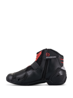 Alpinestars SMX-1 R V2 Vented støvler, sort og rød, lavskåret motorcykel-køresko, sideprofil der viser medial lynlåslukning, perforeret mikrofiber-overdel for luftgennemstrømning, røde detaljer på anklen og pløsen, præstationsfodtøj til kørsel på vej