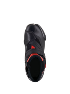 Alpinestars SMX-1 R V2 Vented støvler, sort og rød, set fra oven, der viser fodåbningen og overdelens konstruktion med perforeret mikrofiber, røde detaljer og en bred velcrorem over vristen.