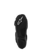 Alpinestars SMX-6 V3 Drystar® støvler, visning af sort gummisål, med et hvidt A-star logo på det forreste slidmønster og præget Alpinestars-branding på hælen, detaljeret tekstureret mønster for greb og ydeevne.