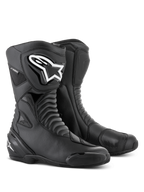 Alpinestars SMX S Waterproof-støvler i sort, høje motorcykelstøvler med harmonika-flexzoner, et markant hvidt Alpinestars-logo på TPU-skinnebensbeskytteren, forstærkede gearskiftepuder og udskiftelige tå-slidere, designet til sport-touring og kørsel i al slags vejr.
