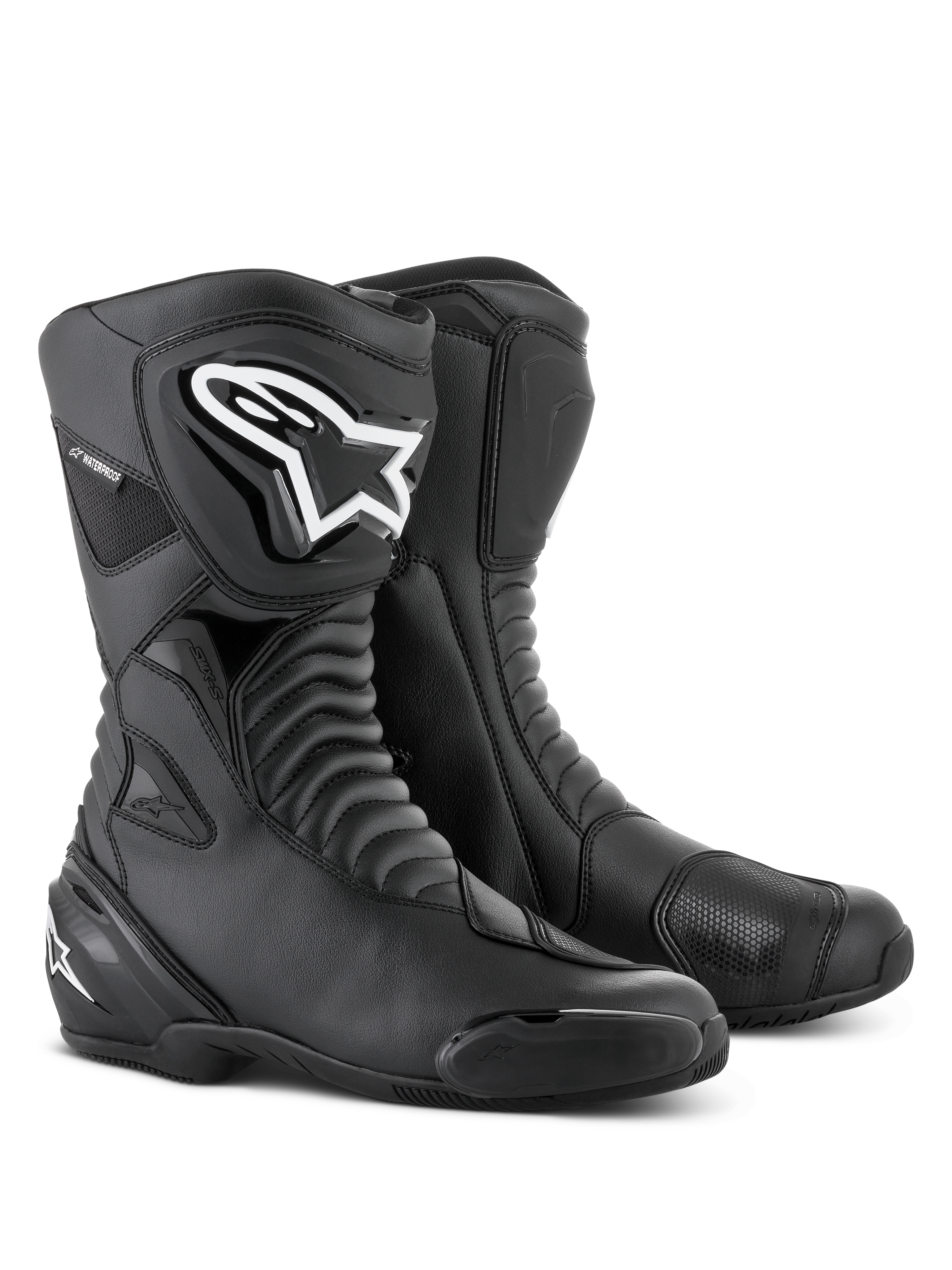 Alpinestars SMX S Waterproof-støvler i sort, høje motorcykelstøvler med harmonika-flexzoner, et markant hvidt Alpinestars-logo på TPU-skinnebensbeskytteren, forstærkede gearskiftepuder og udskiftelige tå-slidere, designet til sport-touring og kørsel i al slags vejr.