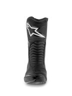 Alpinestars SMX S Waterproof-støvler, motorcykelstøvler, sort, set forfra med det hvide Astar-logo på skinnebenspladen, harmonika-flexpaneler og holdbar mikrofiberkonstruktion til sportstouring.