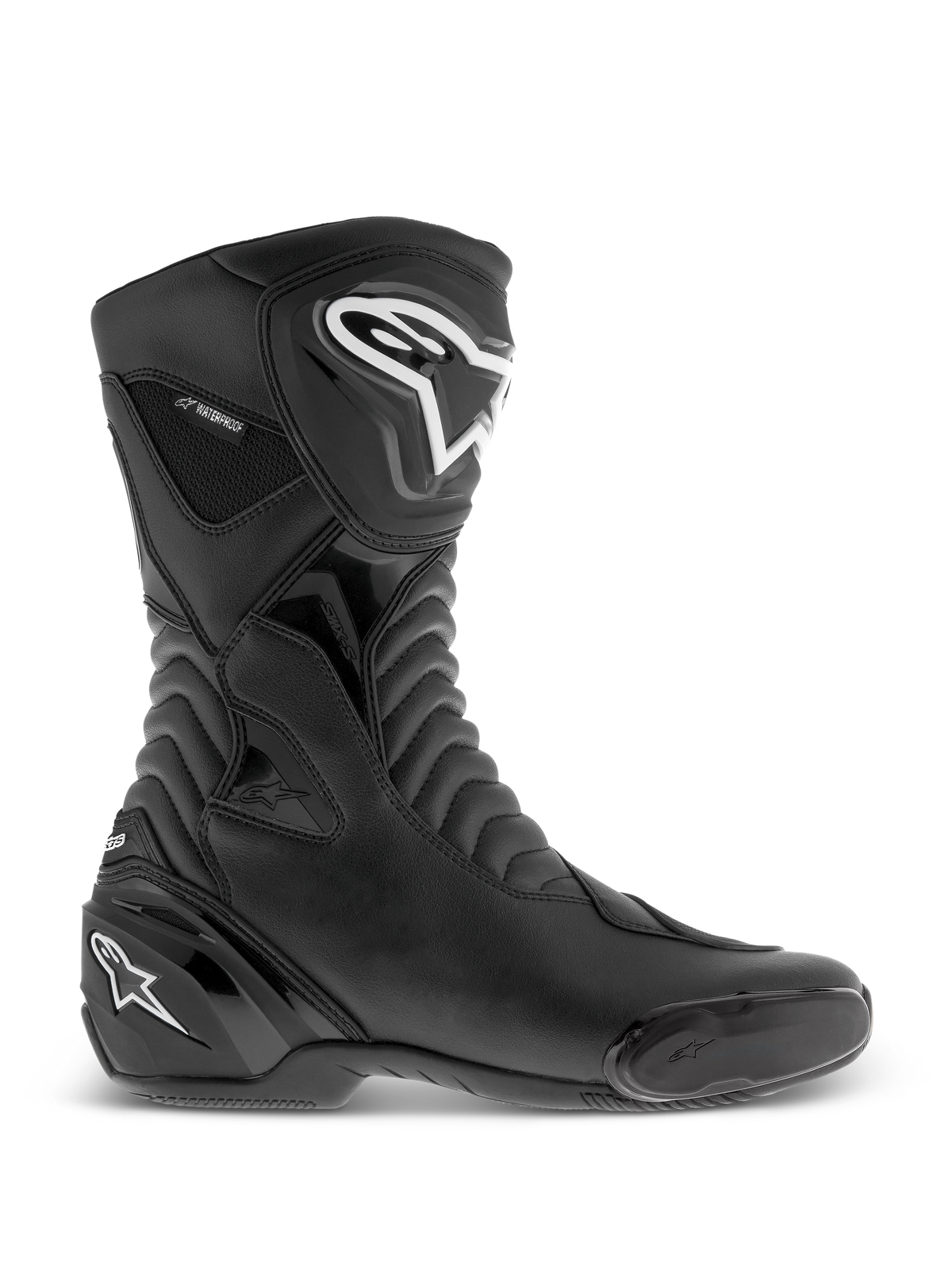 Alpinestars SMX S Waterproof støvler, sorte motorcykelstøvler, sideprofilvisning med hvide logoer på skinnebenet og hælen, teksturerede harmonika-flexpaneler, slidstærk mikrofiberkonstruktion og vandtæt branding, strømlinet sport-touring fodtøj
