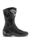 Alpinestars SMX S Waterproof støvler, sorte motorcykelstøvler, sideprofilvisning med hvide logoer på skinnebenet og hælen, teksturerede harmonika-flexpaneler, slidstærk mikrofiberkonstruktion og vandtæt branding, strømlinet sport-touring fodtøj