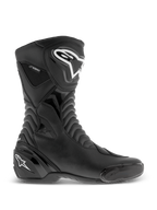 Alpinestars SMX S Waterproof støvler, sorte motorcykelstøvler, sideprofilvisning med hvide logoer på skinnebenet og hælen, teksturerede harmonika-flexpaneler, slidstærk mikrofiberkonstruktion og vandtæt branding, strømlinet sport-touring fodtøj