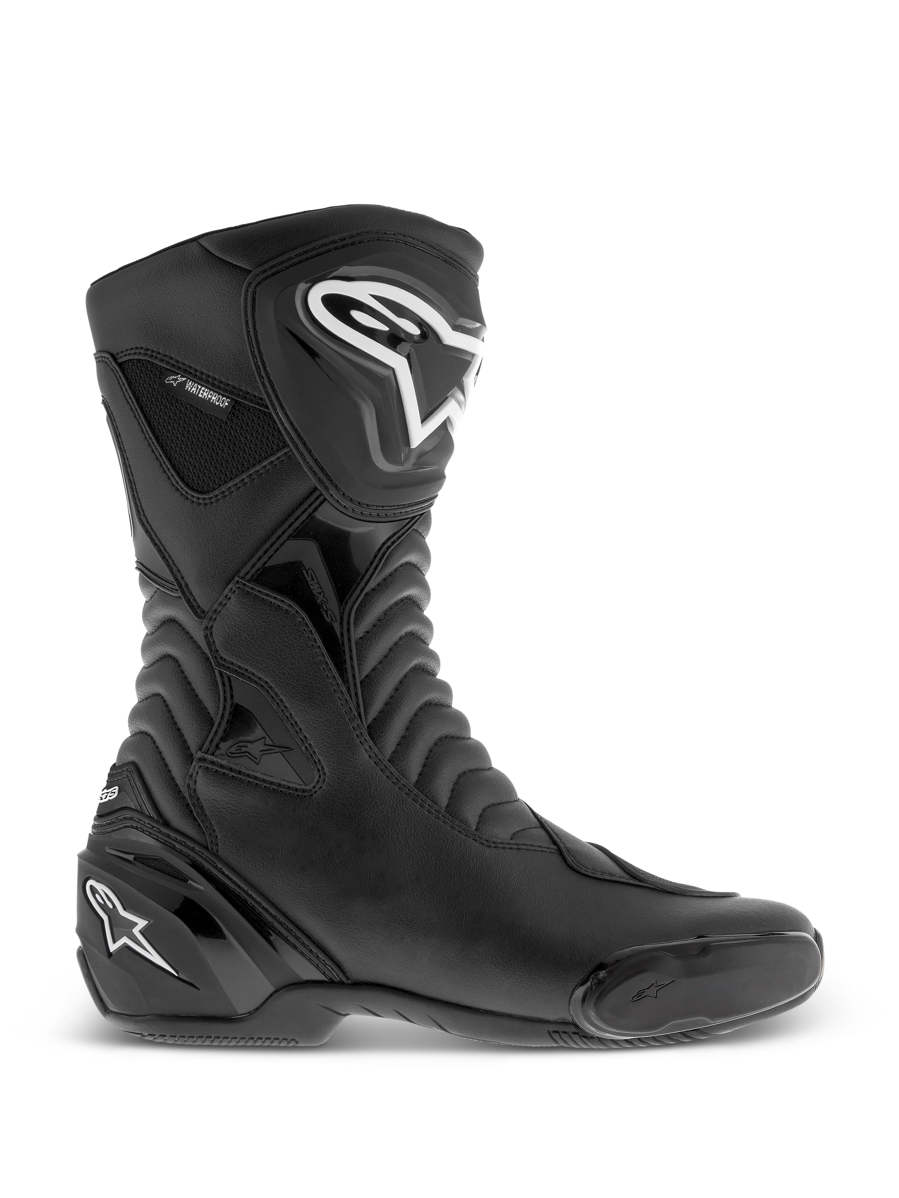 Alpinestars SMX S Waterproof støvler, sorte motorcykelstøvler, sideprofilvisning med hvide logoer på skinnebenet og hælen, teksturerede harmonika-flexpaneler, slidstærk mikrofiberkonstruktion og vandtæt branding, strømlinet sport-touring fodtøj