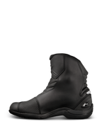 Alpinestars New Land GORE-TEX støvler, road-touring motorcykelstøvler, sort, mellemlangt design i fuldnarvet læder med harmonikaflekszoner, forstærket gearskiftepude og robust gummisål.
