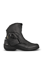 Alpinestars New Land GORE-TEX støvler, sorte motorcykelstøvler til touring, sideprofil med fuldnarvet læder, velcrorem ved ankel, GORE-TEX-branding og forstærket hæl for vandtæt beskyttelse.