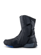 Alpinestars RT-8 GORE-TEX støvler, motorcykel touring-støvler, sort og blå, set fra siden, viser en strømlinet overdel i mikrofiber med perforerede paneler, integrerede beskyttelseszoner og en robust sål med blå detaljer.